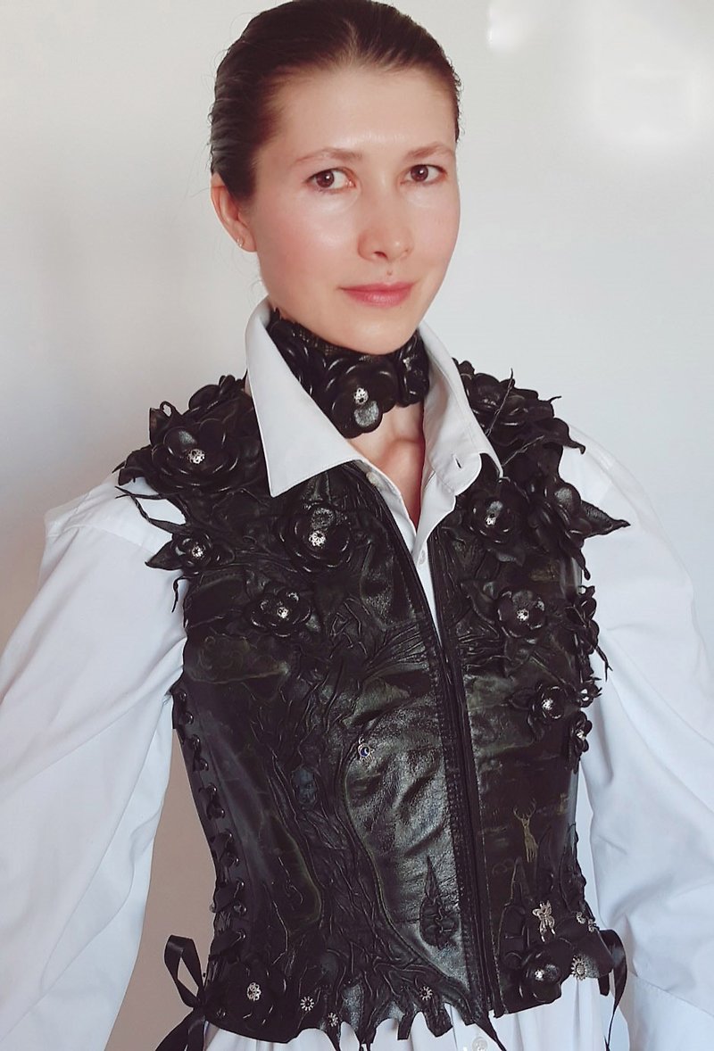 Women's Vest and Choker of genuine leather 3D flowers Lacing Perforation - เสื้อกั๊กผู้หญิง - หนังแท้ สีดำ