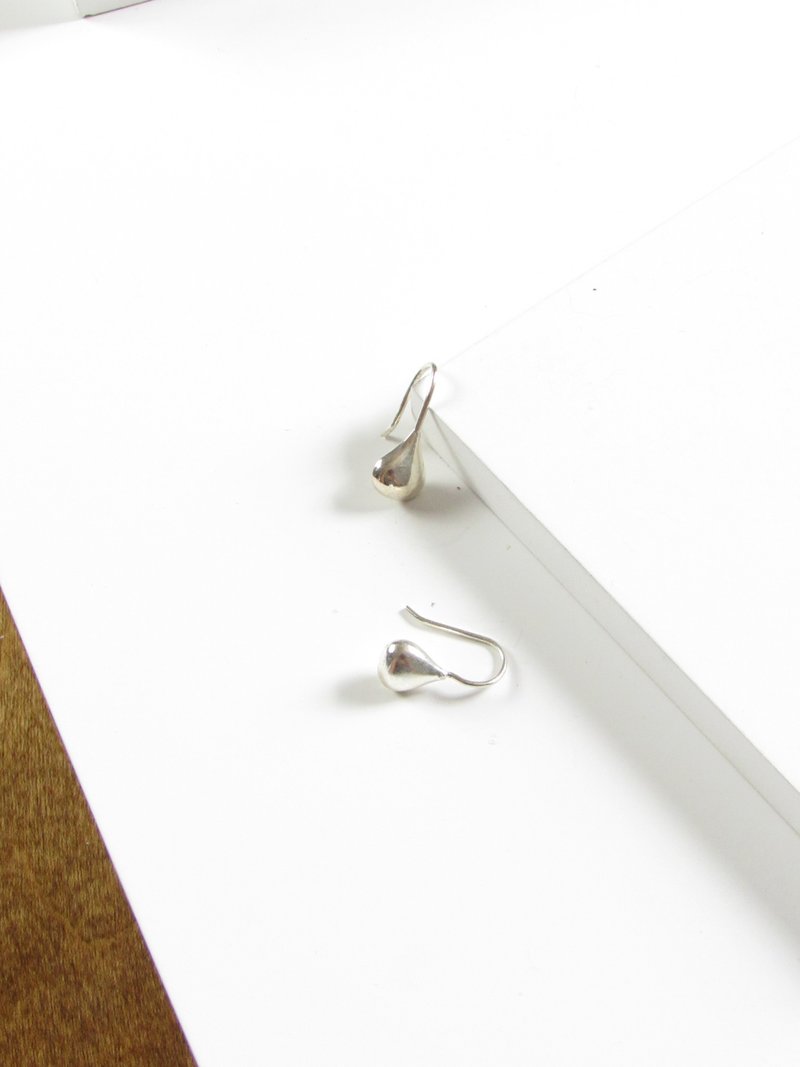 Vintage Minimal Teardrop Silver Earrings - 耳環/耳夾/耳骨夾 - 純銀 銀色