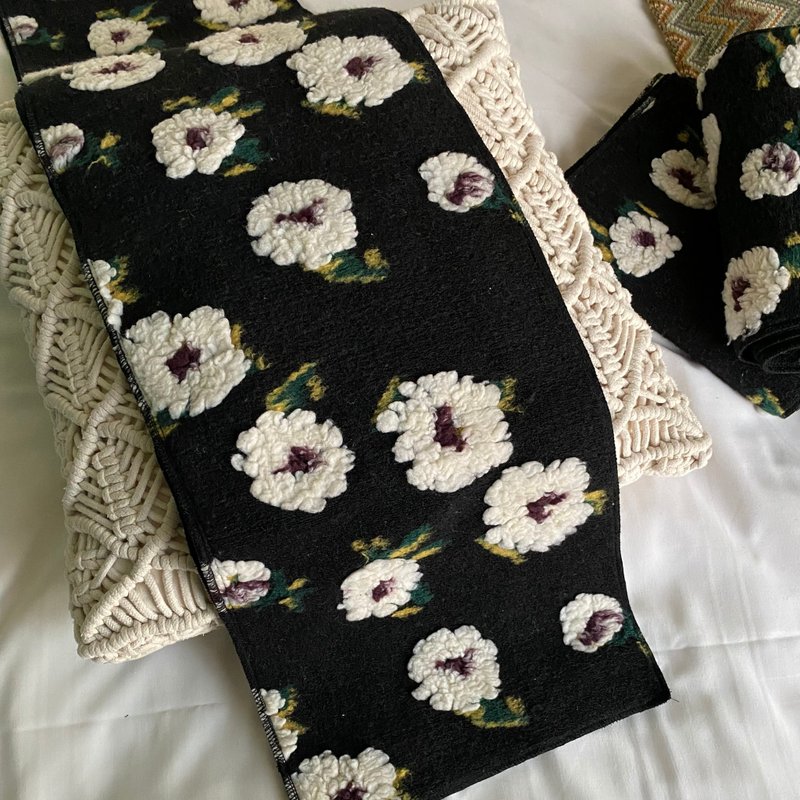 Cotton flower scarf /// quiet black - ผ้าพันคอถัก - ผ้าฝ้าย/ผ้าลินิน สีดำ