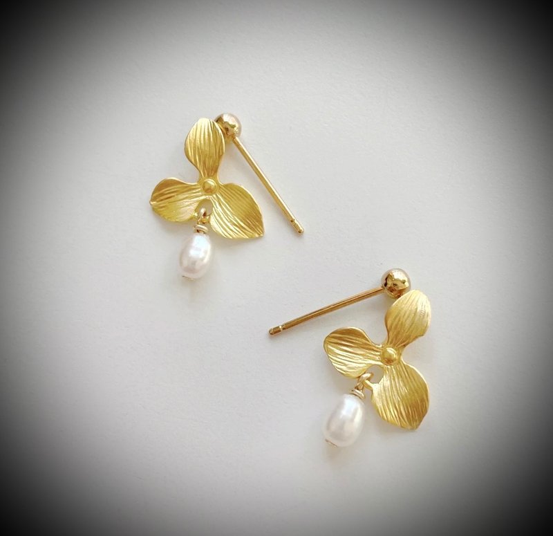 C&W elegant three-dimensional hydrangea Japanese natural freshwater special-shaped pearl simple earrings and Clip-On - Earrings & Clip-ons - Pearl Gold