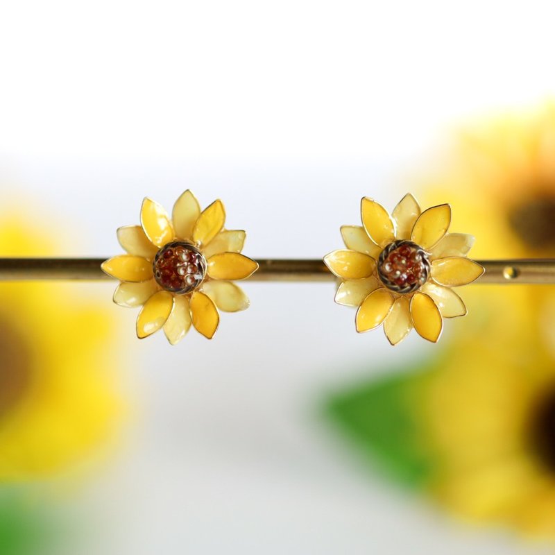 [August birth month flower lover] Sunflower Sun earrings/ Clip-On - Earrings & Clip-ons - Resin Yellow