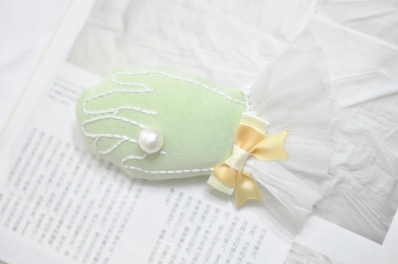 Handmade embroidery hand brooch mint green - Brooches - Cotton & Hemp Green