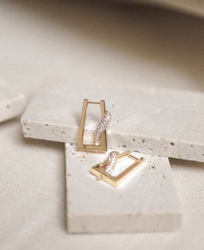 Kim CZ Pave Rectangle Hoop Earrings | Sally Kim Collection | Sachelle Collective - ต่างหู - เครื่องประดับ สีทอง