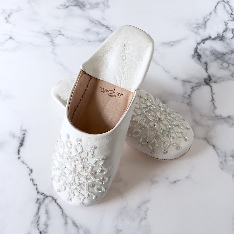 Elegant babouche of hand-stitched embroidery (slippers) Noara White x Clear - รองเท้าแตะในบ้าน - หนังแท้ ขาว