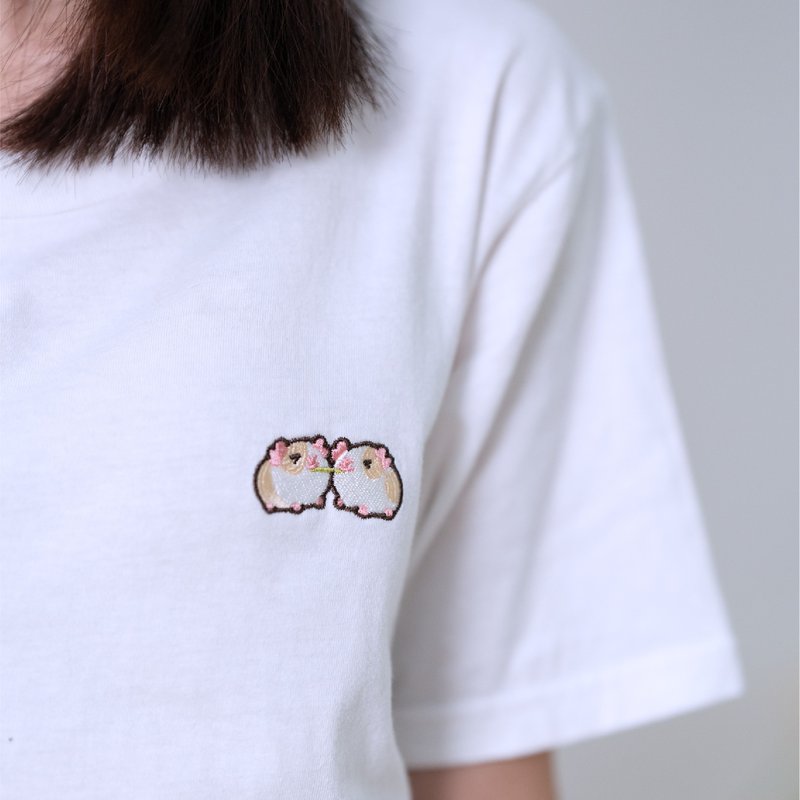 天竺鼠電繡 T-shirt 天竺鼠搶草款 - 女 T 恤 - 棉．麻 