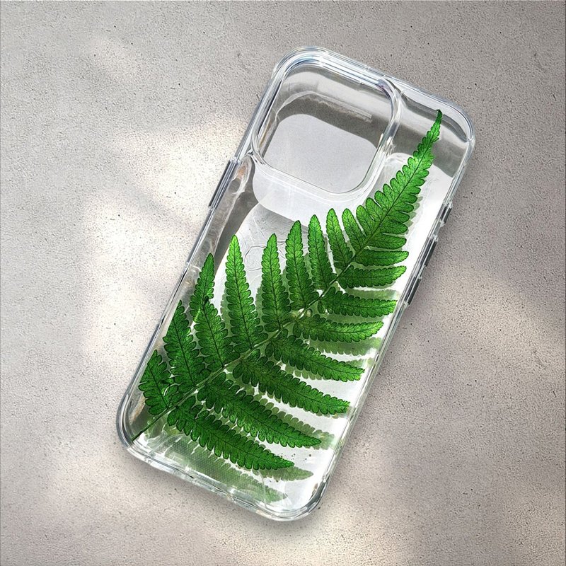 手作押花手機保護殼| iPhone 16 Pro I 蕨影細語 - 手機殼/手機套 - 塑膠 綠色