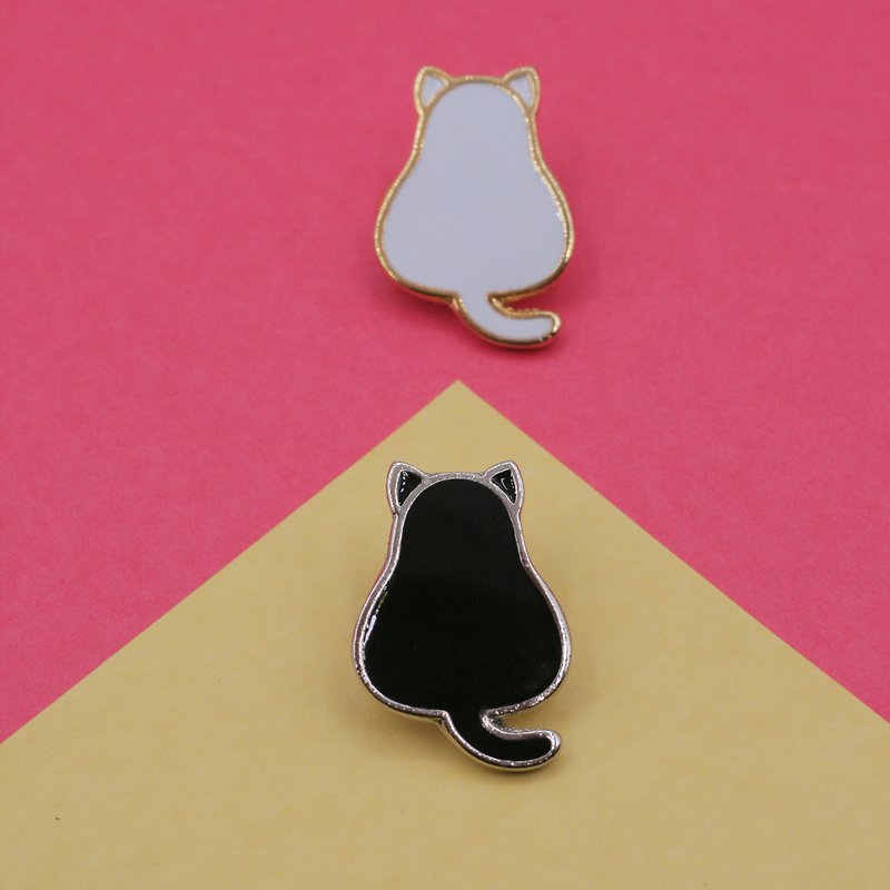 Fat Cat Lapel Pin (Black cat, White cat) - 胸針/心口針 - 其他金屬 黑色