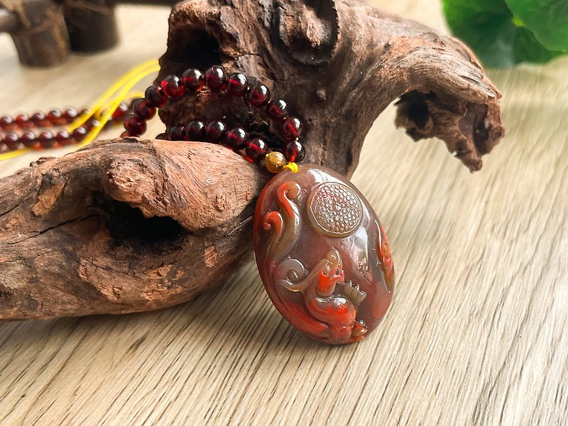 [One thing, one picture] Liaoning Warring States Red Agate Red Onyx Seed Carving Pendant with Blood Amber Necklace - Necklaces - Crystal Red
