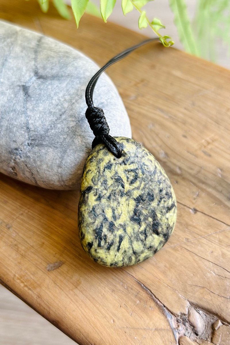 Nature's originality & a yellow, green and black stone, one object, one picture - สร้อยคอ - หิน 