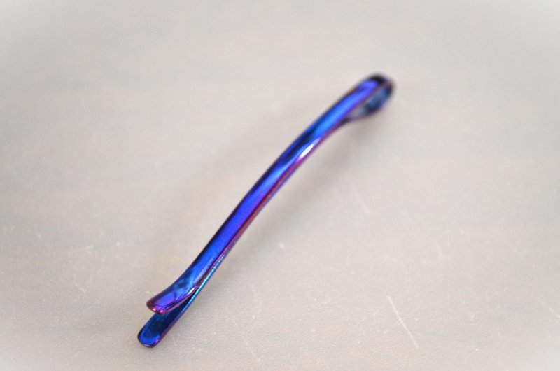 Titanium hairpin・優しいチタンヘアピン・ディープブルー・ショート55mm - 髮圈/髮夾 - 其他金屬 藍色