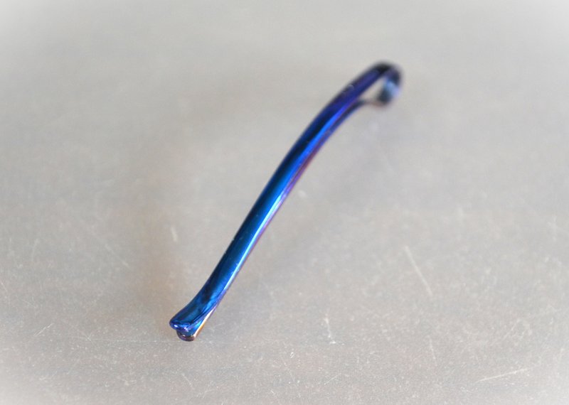 Titanium hairpin・優しいチタンヘアピン・ディープブルー・ショート55mm - 髮夾/髮圈 - 其他金屬 藍色