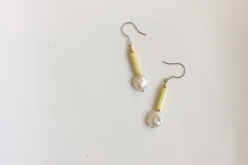 Pearl Roman style brass freshwater pearl earrings - ต่างหู - โลหะ สีทอง