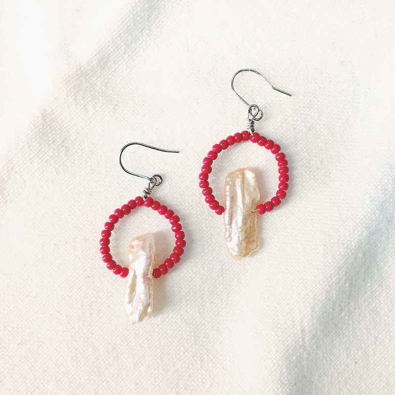Red mountain-shaped pearl earrings - ต่างหู - วัสดุอื่นๆ สีแดง