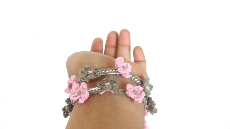 Fiber flowers bracelet pale pink, pale khaki green, lariat bracelet - 手鍊/手環 - 棉．麻 粉紅色