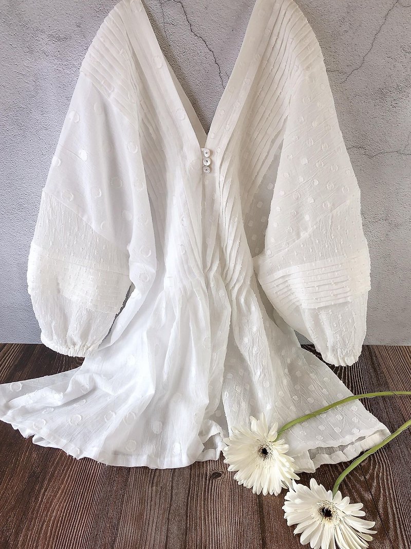 Japanese pure cotton three-texture dotted front and back V-neck three-dimensional pleated three-quarter throw-sleeve blouse top - Women's Tops - Cotton & Hemp White