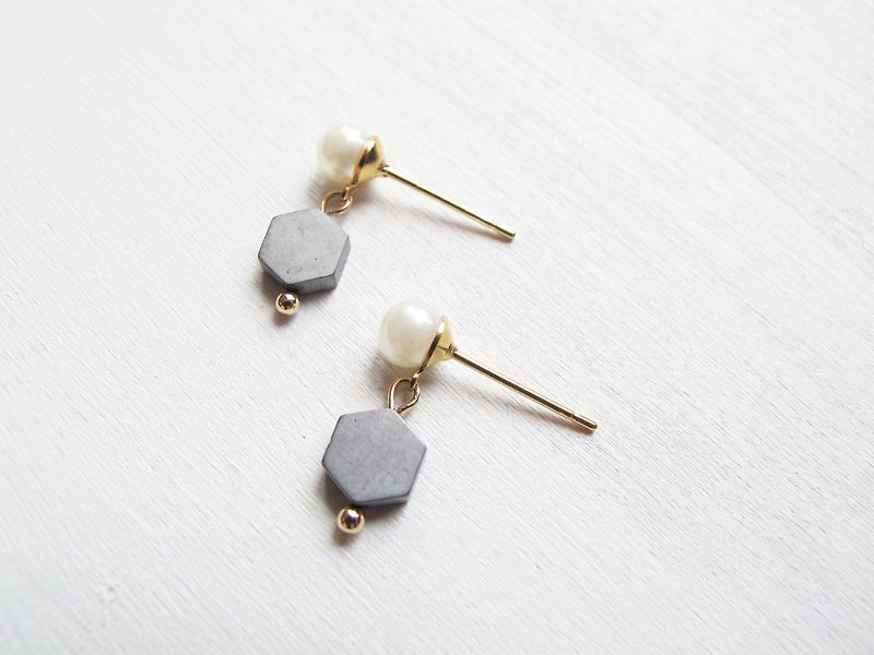 Rosy Garden grey Hematite earrings - ต่างหู - เครื่องเพชรพลอย สีเทา