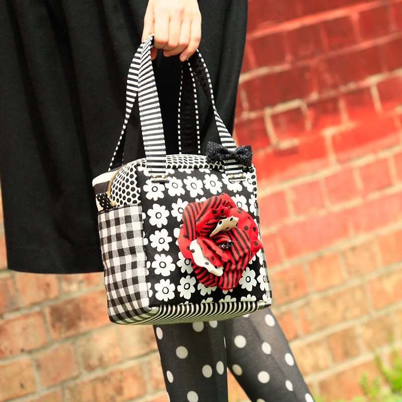 cube handbag Femme Fatale with red corsage Monochrome flowers dots borders - กระเป๋าแมสเซนเจอร์ - ผ้าฝ้าย/ผ้าลินิน สีดำ