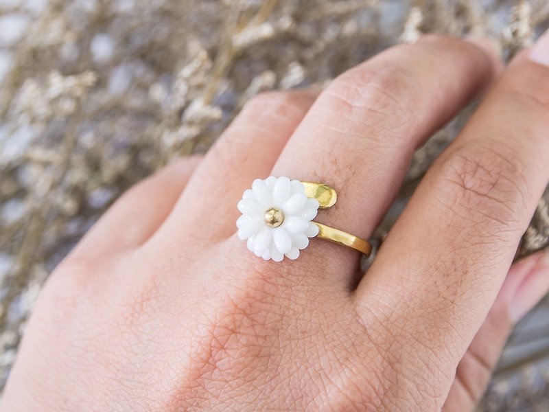 Daisy ~ white porcelain flower ring ~ size Mini - 戒指 - 陶 白色