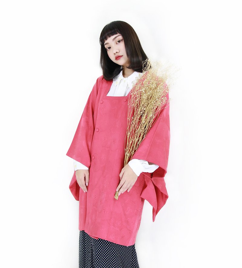 Back to Green :: Japan back to camellia red embossed pattern vintage kimono (KBI-66) - เสื้อแจ็คเก็ต - ผ้าไหม 