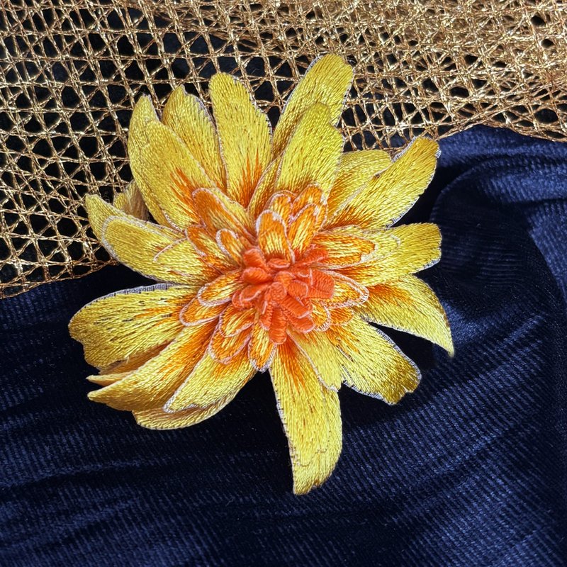 雛菊立體刺繡胸針 - 胸針 - 繡線 多色