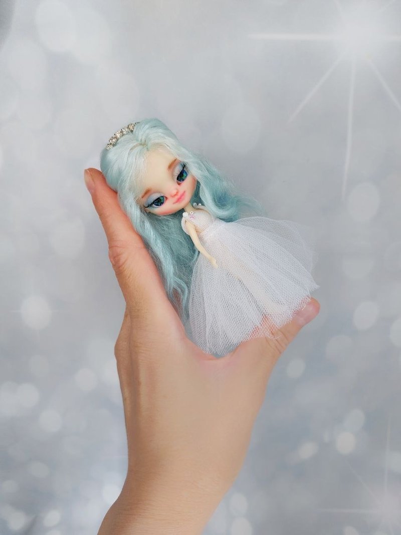 Miniature doll Blythe in the image of a beautiful princess. - 公仔/玩偶 - 塑膠 白色