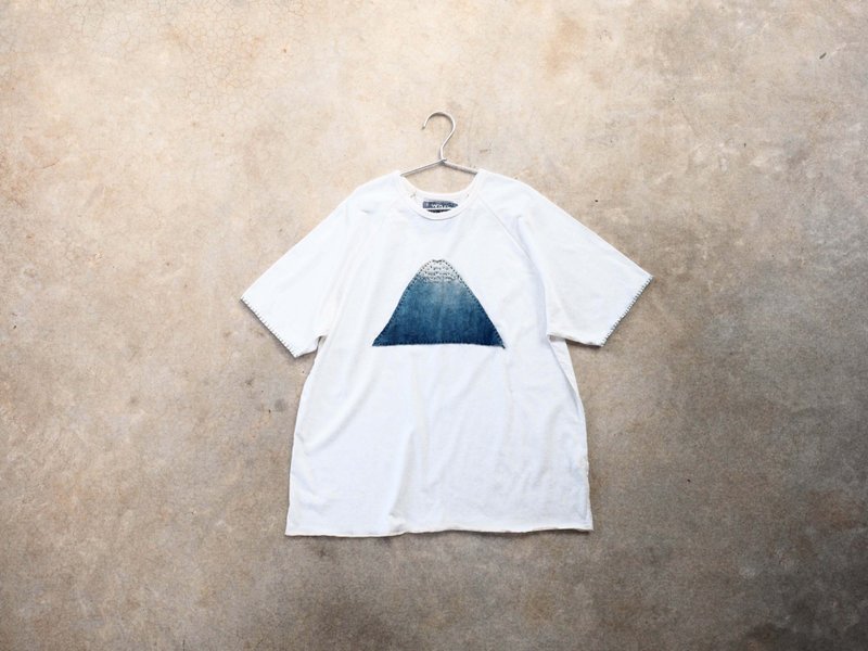 The Blue Mountain Peak. Organic unisex indigo dyed t-shirt - 男 T 恤 - 棉．麻 白色