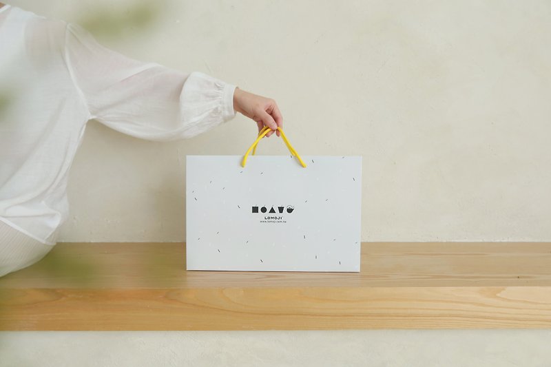 Gift plus purchase [Brand Print-Portable Textured Gift Bag] Birthday Gift Box - กล่องของขวัญ - กระดาษ 