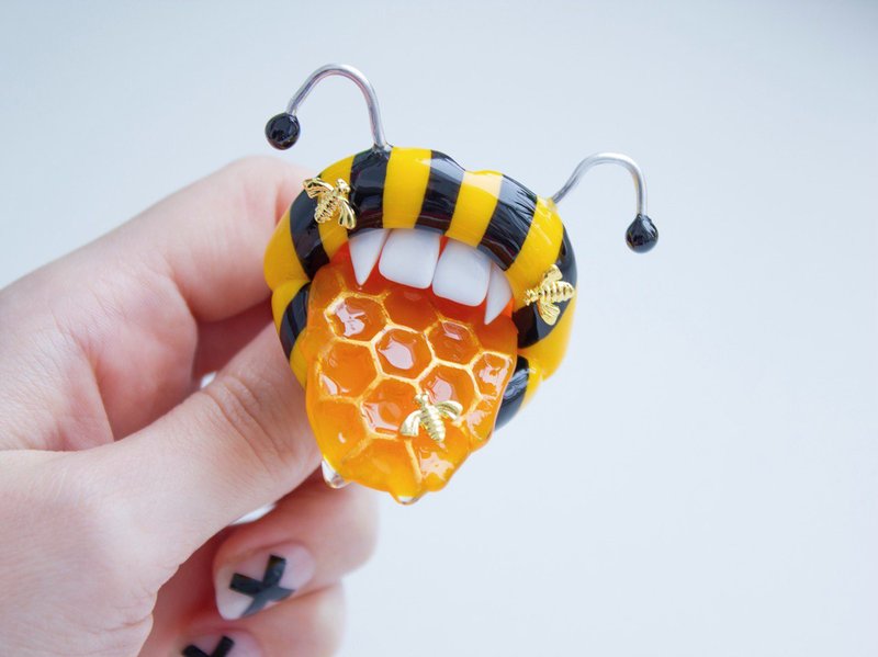 Psychedelic Trippy Brooch・Honey bee・Punk style - เข็มกลัด - วัสดุอื่นๆ สีเหลือง