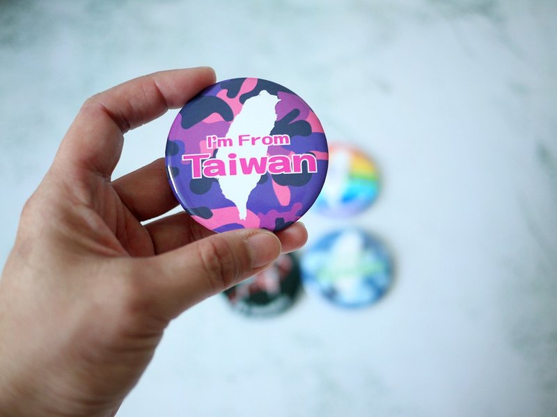 I am Taiwanese Taiwan badge 58mm + two free luggage stickers - Brooches - Plastic Multicolor