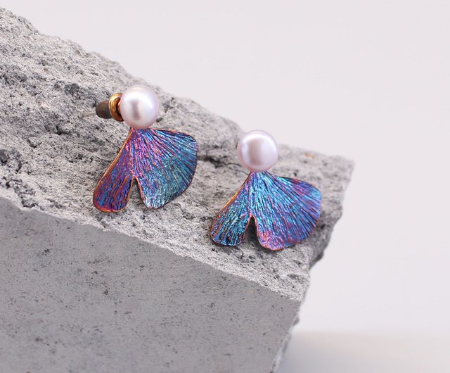 Patinas on sterling silver ginkgo leaf pearl stud earrings | blue