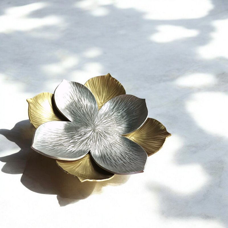 Plant-inspired flower saucer - Plates & Trays - Copper & Brass Silver