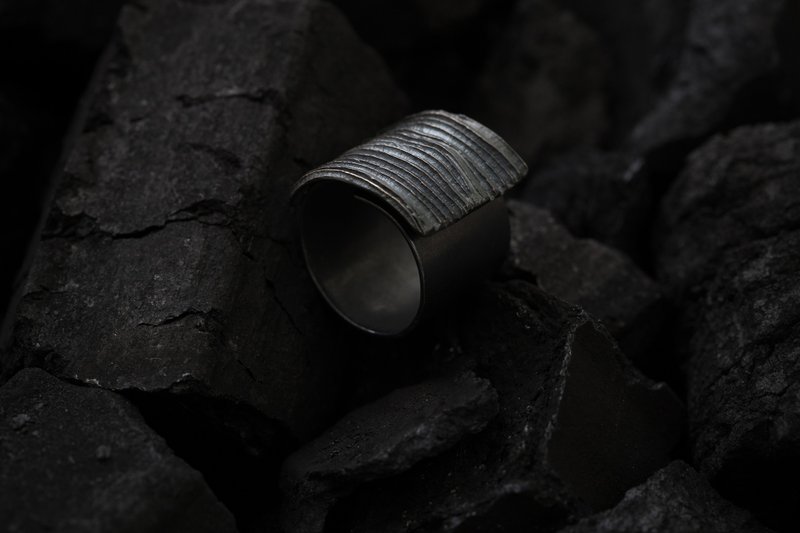 Calligraphy 墨摺 行縱戒指 Oxidized Silver Ring - 手鍊/手環 - 純銀 黑色