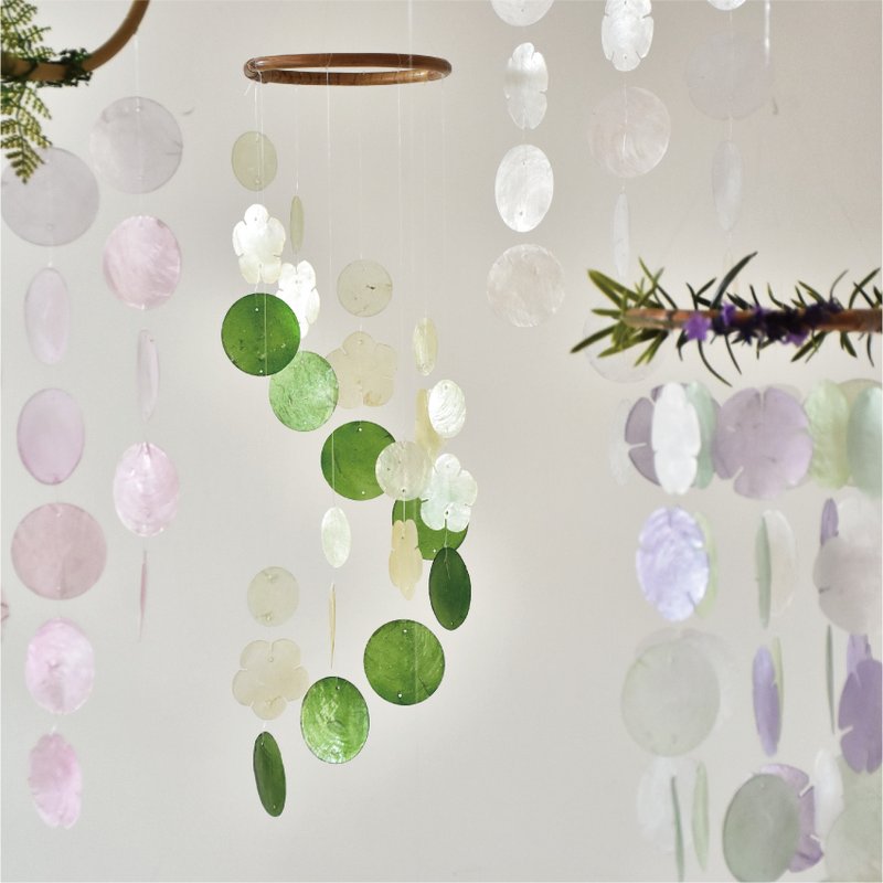 Shell Wind Chimes | Valley of Flowers (Beige) - ของวางตกแต่ง - เปลือกหอย สีเขียว