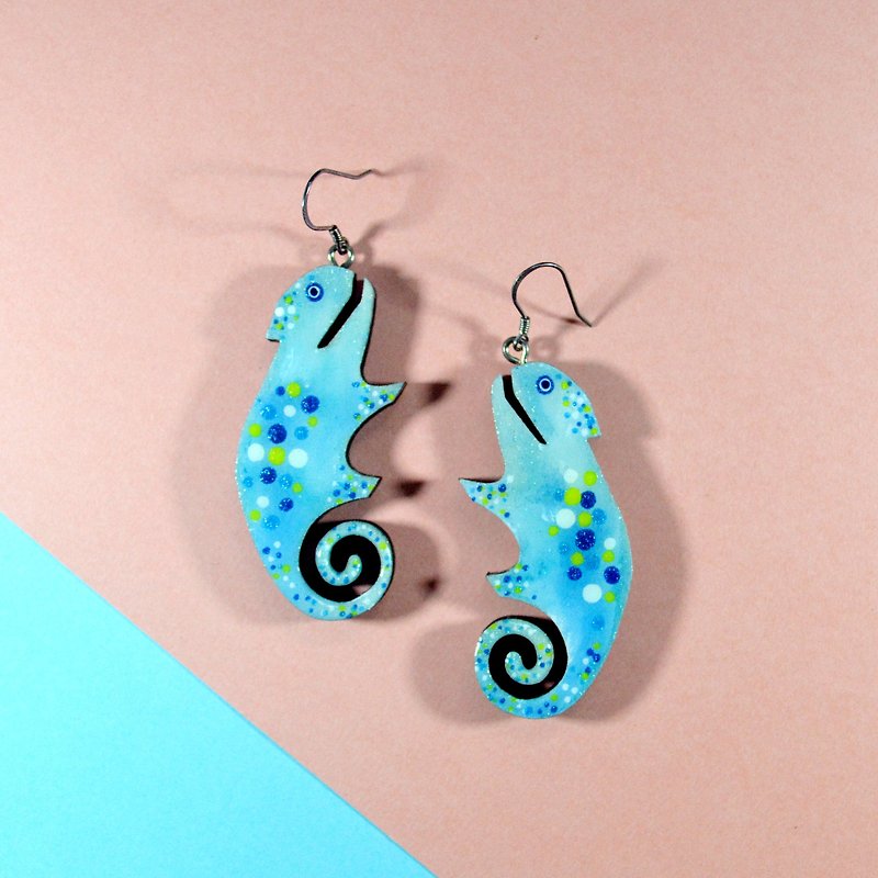 Symphony Chameleon Blue Dot Chameleon Earrings Ear Clips Earrings Hand-painted Wooden Resin Seal - ต่างหู - ไม้ สีน้ำเงิน