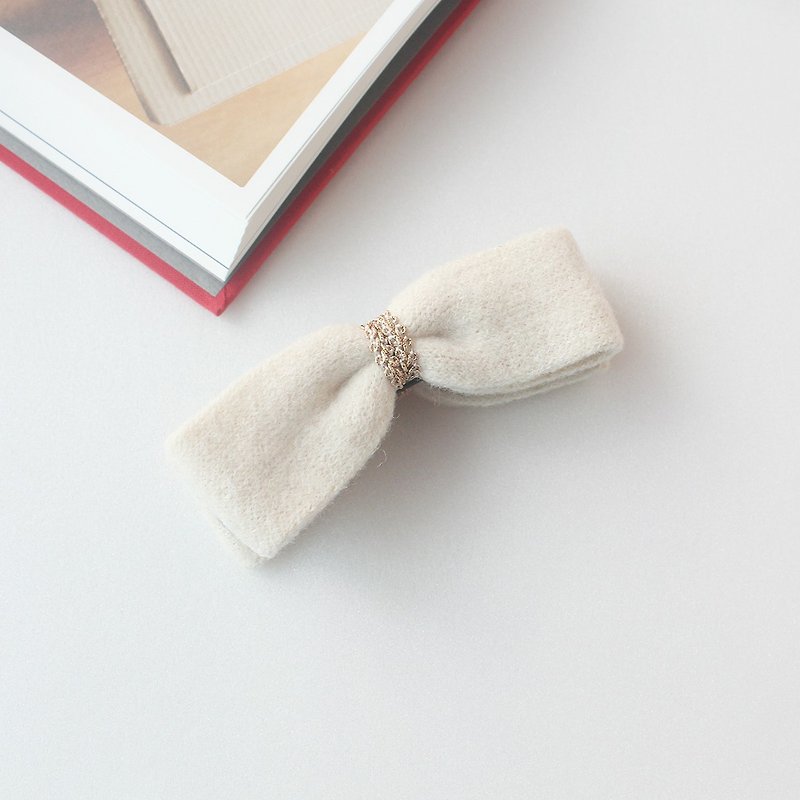 Ivory Knitted banana clip with a fluffy feel - เครื่องประดับผม - วัสดุอื่นๆ ขาว