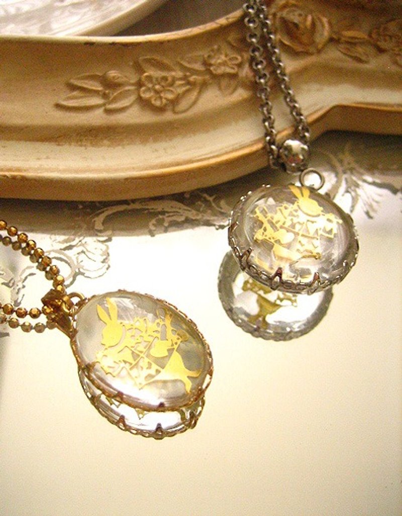 愛麗絲鏡花水月系列--號角撲克兔鑲邊圓形項鍊 - 項鍊 - 其他金屬 透明