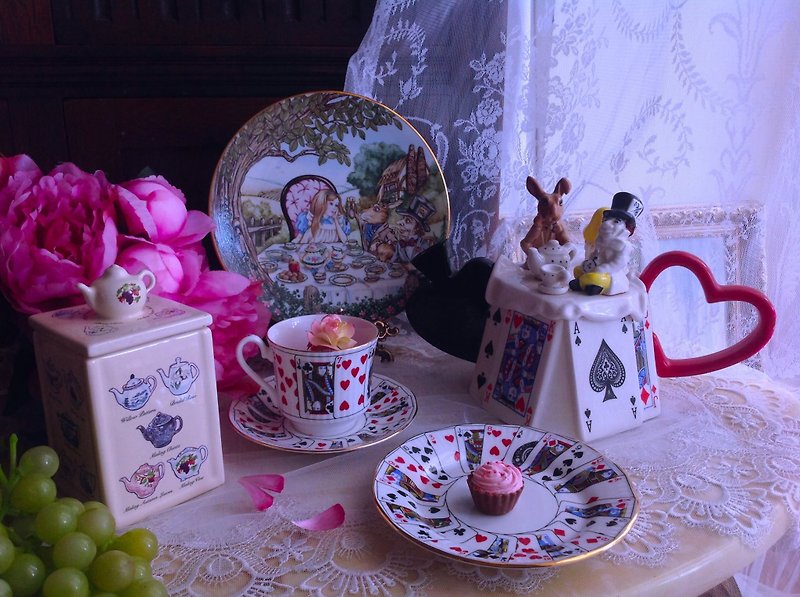 ♥ ♥ Annie crazy Antiquities British bone china classic Alice Sound Habitat poker series antique hand-painted bone china coffee mugs Queen soldiers spent two teacups collection gift set ~ - Teapots & Teacups - Porcelain 