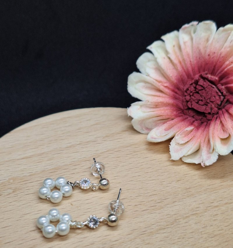 白貝珠锆石925純銀耳針耳環 - 耳環/耳夾/耳骨夾 - 貝殼 