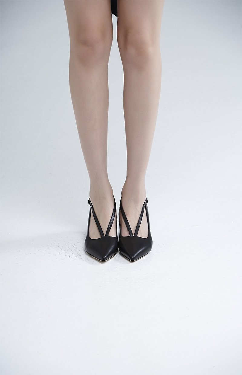 Around the bare V mouth pointed small heel black - รองเท้าส้นสูง - หนังแท้ สีดำ