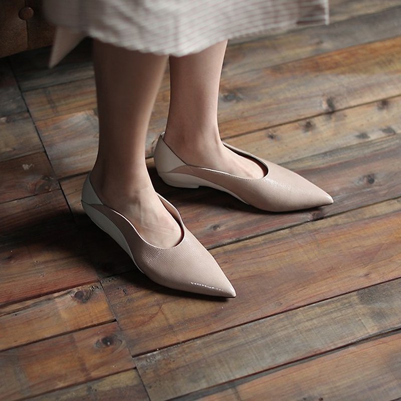Wave degree splicing pointed flat shoes apricot - รองเท้าหนังผู้หญิง - หนังแท้ สีกากี