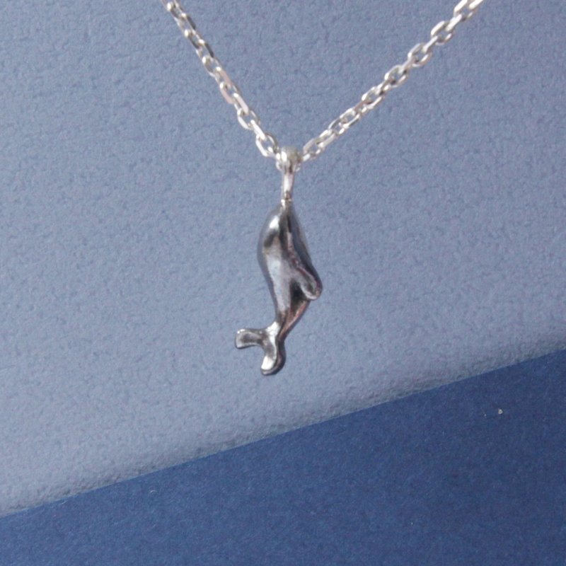 海洋系列--跳躍的鯨魚 吊墜 - 項鍊 - 純銀 黑色