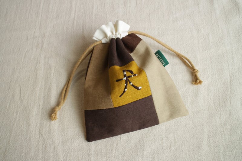 手工刺繡文字 / 拼布束口袋 / 犬 - 化妝包/收納袋 - 棉．麻 咖啡色