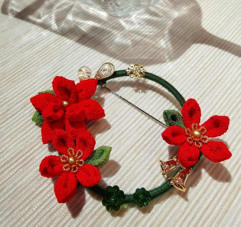 【Christmas limited】【Christmas gift box】【Finework】Christmas wreath brooch - เข็มกลัด - วัสดุอื่นๆ สีแดง