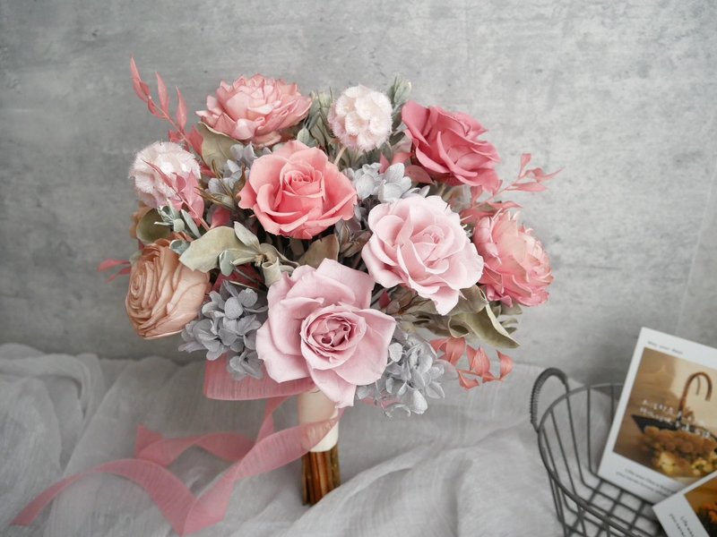 自然型手綁不凋捧花【霧紗粉紫】永生花/拍婚紗/登記結婚花束 - 乾燥花/永生花 - 植物．花 粉紅色