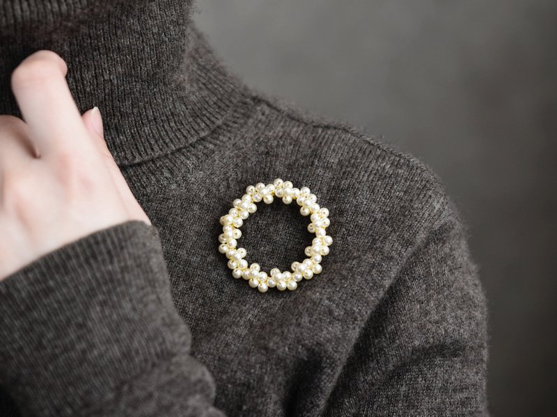 [Brooch, Medium size] Glass pearl wreath - เข็มกลัด - ไข่มุก ขาว