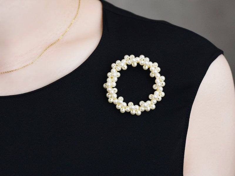 【ブローチ・Mサイズ】ガラスパール リース - 胸針 - 珍珠 白色