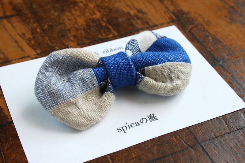 Brooch of a patchwork ribbon/blue and stripe - Brooches - Cotton & Hemp Blue