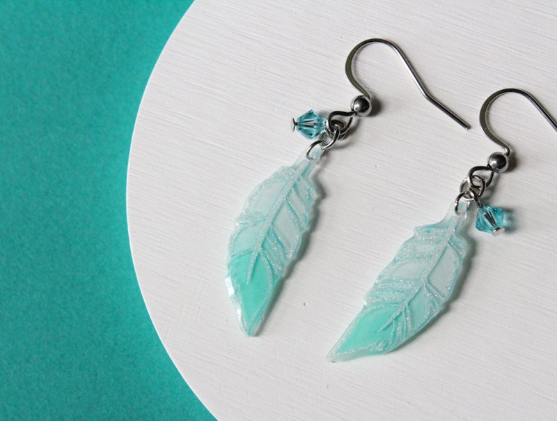 【Shrink plastic】Light green feather earring/ clip-on - ต่างหู - เรซิน สีเขียว