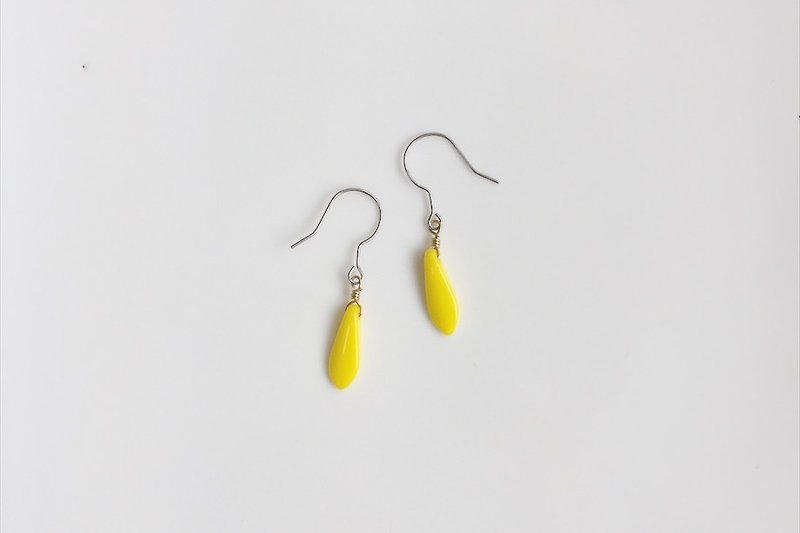 Mango 簡約造型耳環 - 耳環/耳夾 - 寶石 黃色