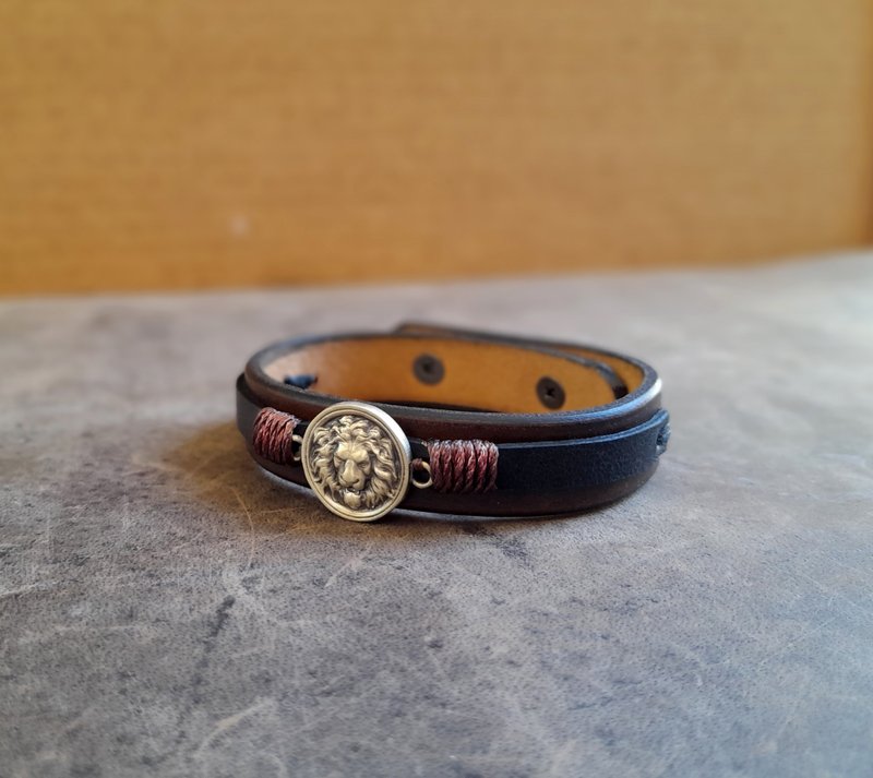Brass Lion Head Pendant Leather Cuff in layered style, Men Zodiac Jewelry - 手鍊/手環 - 真皮 黑色
